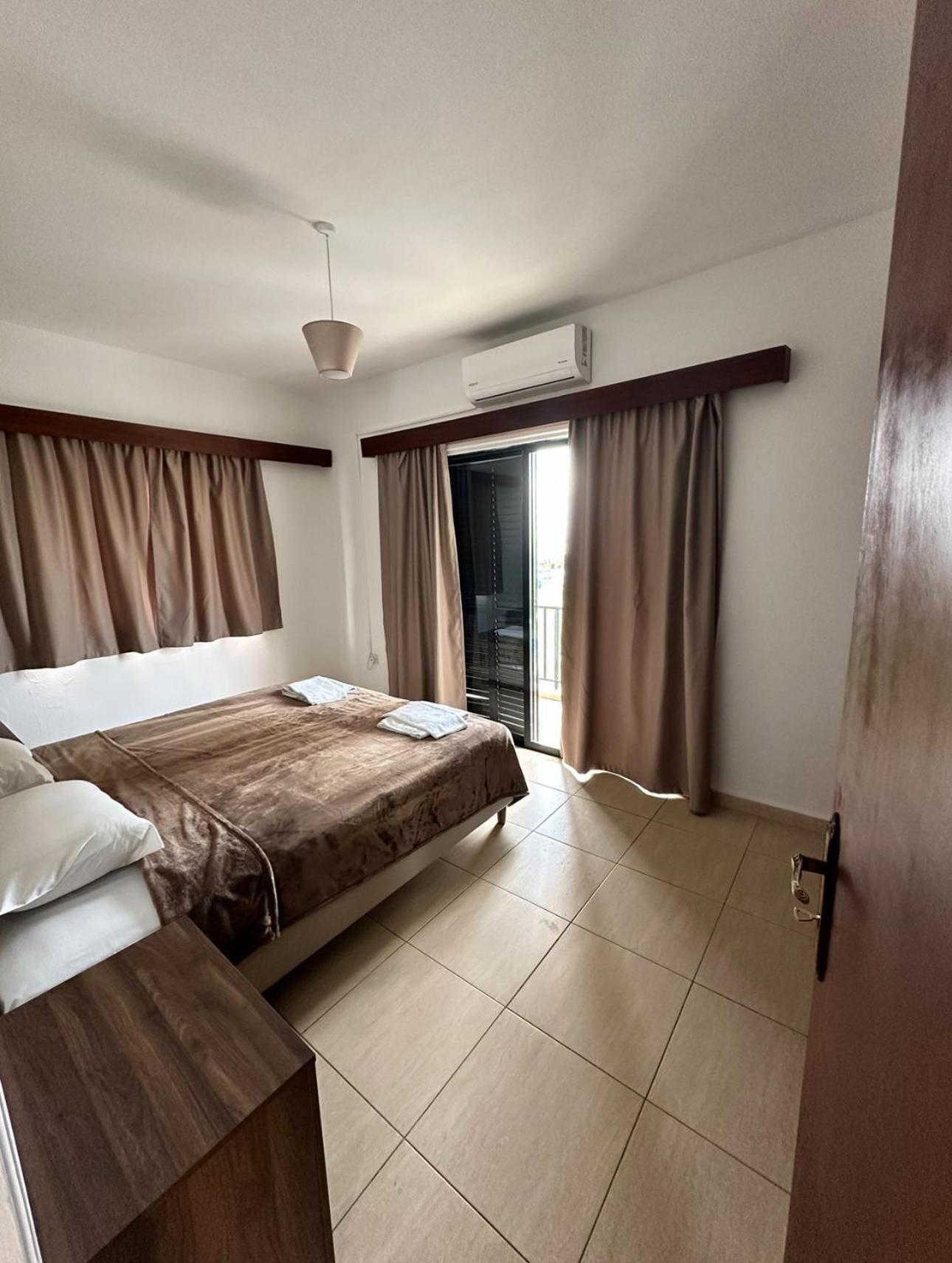 Paphos New York Plaza Hotel Apartments מראה חיצוני תמונה
