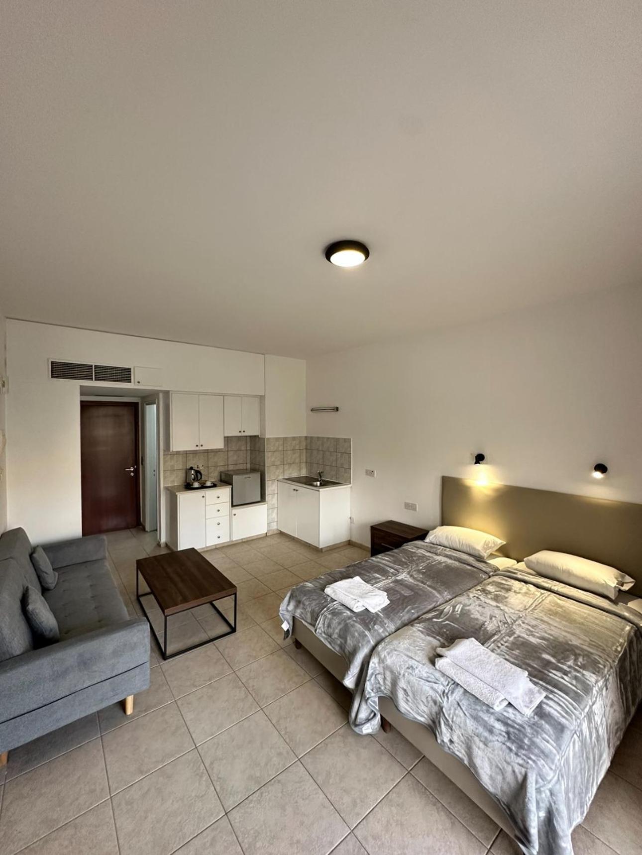 Paphos New York Plaza Hotel Apartments מראה חיצוני תמונה